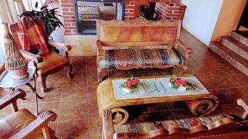 Smart-TV, Kamin, Bücher, Stereoanlage