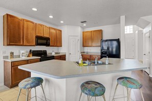 Private kitchen - Beautiful 5 bedrooms with pool close to Disney (Kissimmee)