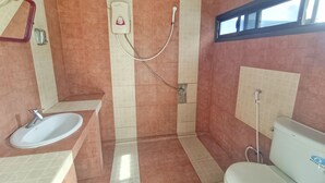 Shared bathroom - WET a Pool Party Hostel by Wild & Wandering (Ko Pha-ngan)