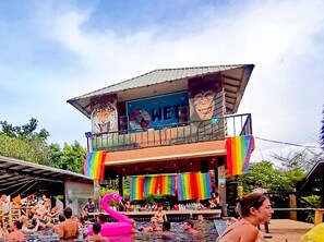 Outdoor pool - WET a Pool Party Hostel by Wild & Wandering (Ko Pha-ngan)