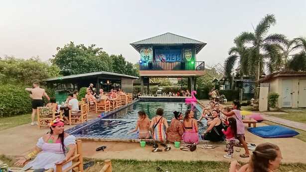 Outdoor pool - WET a Pool Party Hostel by Wild & Wandering (Ko Pha-ngan)