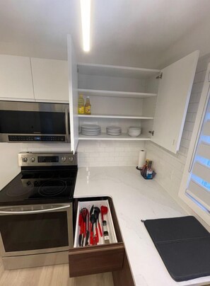 Réfrigérateur, four à micro-ondes, un four, surface de cuisson