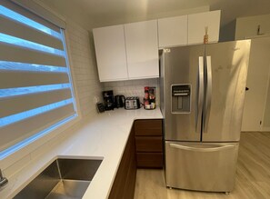 Réfrigérateur, four à micro-ondes, un four, surface de cuisson