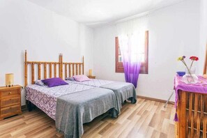 3 dormitorios, escritorio, tabla de planchar con plancha y cuna de viaje