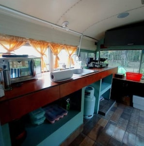 Refrigerador, microondas, parrilla de estufa y cafetera y tetera