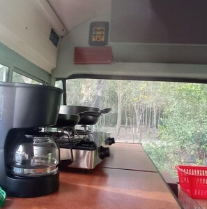 Frigorífic, microones, placa de cuina i cafetera i tetera 