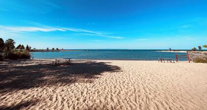 3-Min Walk to Cove Beach | Cozy 3BR Georgian Bay Cottage Retreat | Sleeps 6!