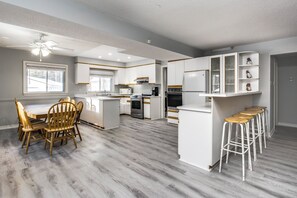 Fridge, microwave, oven, stovetop - 3-Min Walk to Cove Beach | Cozy 3BR Georgian Bay Cottage Retreat | Sleeps 6! (Penetanguishene)