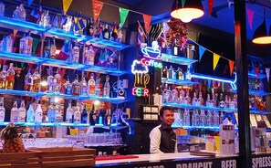 2 bares, 20 bares en la playa y bar en la piscina