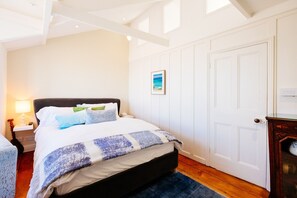 2 bedrooms, iron/ironing board, WiFi, bed sheets - 
Interior Designed Harbour Home in Seaside Village (Mousehole)