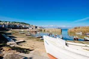 Marina - 
Interior Designed Harbour Home in Seaside Village (Mousehole)