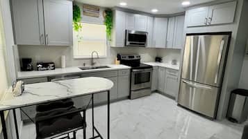 Frigorífico, microondas, horno y placa de cocina