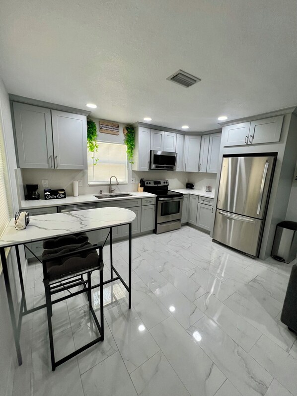 Fridge, microwave, oven, stovetop - Modern tiny home with spacious backyard and pool (Tampa)