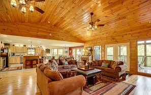 Televisie, een open haard, videospelletjes en een tafeltennistafel