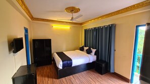 Quarto casal standard, 1 cama Queen, vista para a cidade | Escrivaninha, quartos à prova de som, Wi-Fi de cortesia, roupa de cama