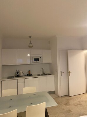 Fridge, microwave, oven, stovetop - Studio 907 Sleeps 4 Near Casino (Monte Carlo)