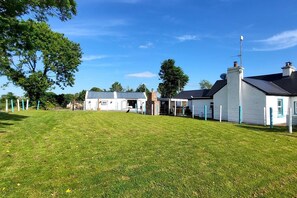 Property grounds - Stunning 1-Bed Barn in Ballintubber (Ballintubber)