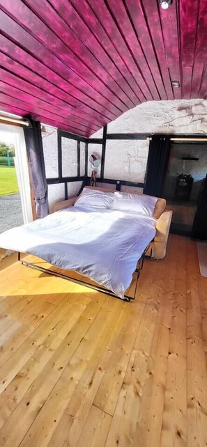 Bed sheets - Stunning 1-Bed Barn in Ballintubber (Ballintubber)