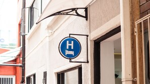 A hotel entrance with a sign indicating it is a hotel. - Primitivo Usaquén dn (Bogotá)