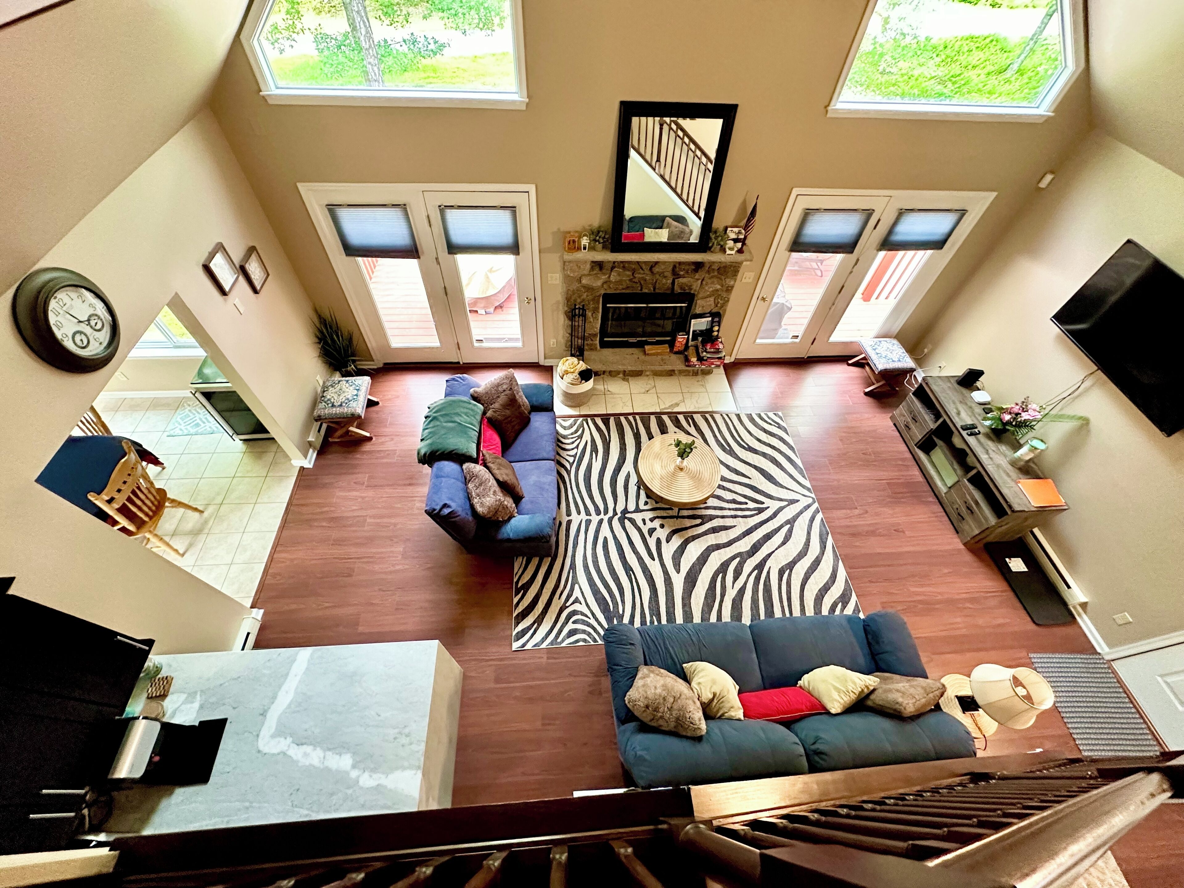 Smart TV, fireplace