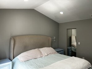 3 habitaciones, tabla de planchar con plancha, wifi y ropa de cama 