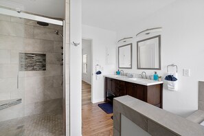 Shower, jetted tub, hair dryer, towels - Hidden Gem in Fort Worth with Hot Tub & Mini Golf (Watauga)