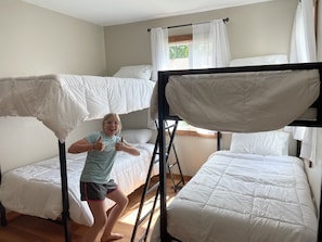 2 عدّة غرف نوم وسرير سفر وواي فاي وملاءات أسرّة