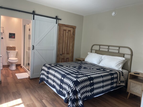 2 عدّة غرف نوم وسرير سفر وواي فاي وملاءات أسرّة