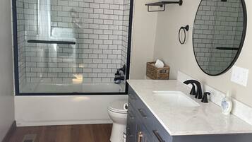 Dusche, Handtücher, Seife, Toilettenpapier