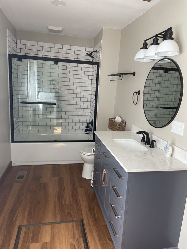 Douche, serviettes fournies, savon, papier de toilette