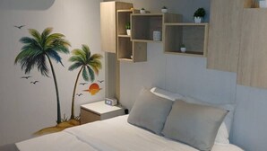 Une chambre à coucher avec un lit, des tables de chevet et des étagères murales ornées de plantes.