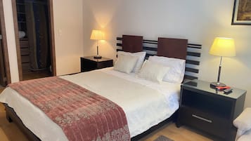 Apartamento luxo, 1 quarto | 1 quarto, cofres nos quartos, individualmente decorados