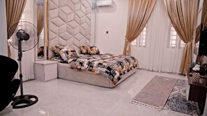 5 bedrooms, WiFi, bed sheets - Luxury 5Bed Duplex With Starlink powered wifi Lekki (Lekki)