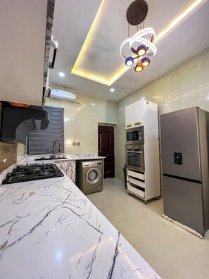 Frigorífico, microondas, horno y placa de cocina