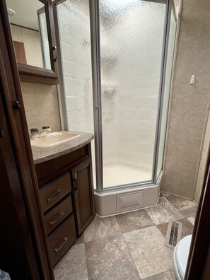Douche, papier toilette