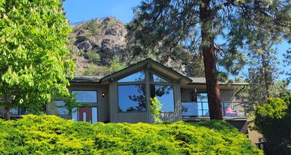 Lakeview home, eight minutes drive to beach or downtown; quiet country setting