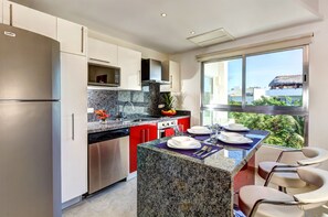 Refrigerador, microondas, parrilla de estufa y cafetera y tetera 