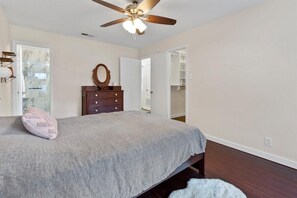 2 Schlafzimmer, Schreibtisch, Bügeleisen/Bügelbrett, WLAN