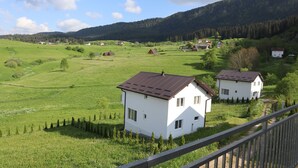 A rural landscape with white houses and a clear sky. - Lotus Villas (Mudrike)