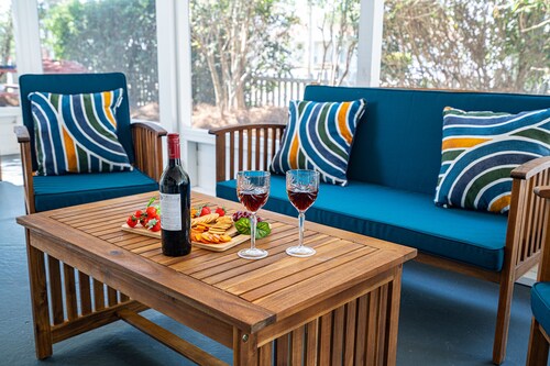 Large Heated Private Pool, Jetted Tub, Walk to Beach, Prime Location 4 Shopping