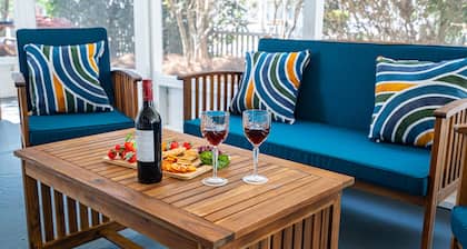 Large Heated Private Pool, Jetted Tub, Walk to Beach, Prime Location 4 Shopping