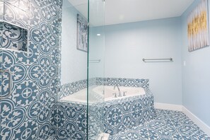 Ducha, bañera de hidromasaje, secador de pelo, toallas