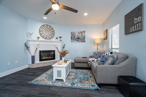 Smart-TV, Kamin, Tischfußball, Tischtennisplatte