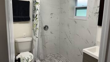 Studio, 1 grand lit, non-fumeurs, réfrigérateur et four à micro-ondes (Private Entrance) | Salle de bain | Douche, articles de toilette gratuits, sèche-cheveux, bidet