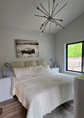 4 bedrooms, desk, WiFi, bed sheets - Modern Rally Rental in the Heart of Spearfish - Paved Roads! (Spearfish)