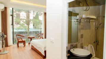 Shower, rainfall showerhead, free toiletries, hair dryer