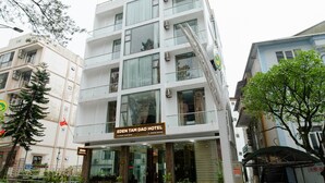 A multi-story hotel with a sign reading "EDEN TAM DAO HOTEL". - Eden Tam Dao Hotel (Tam Dao)