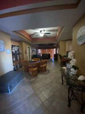 Smart TV, reproductor de DVD y tenis de mesa 