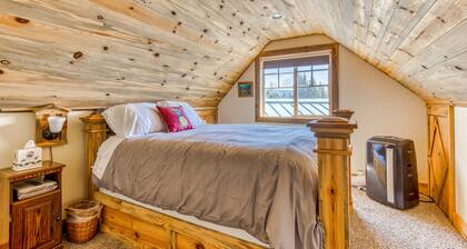 2-story dog-friendly cabin with mtn & valley views, courtyard, WiFi, partial AC