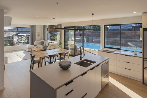 Marsden Escape - Views, Spa and Swimming Pool